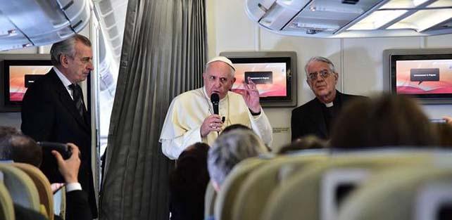Il Papa in volo verso Manila (accanto a lui, Alberto Gasbarri e P. Federico Lombardi)