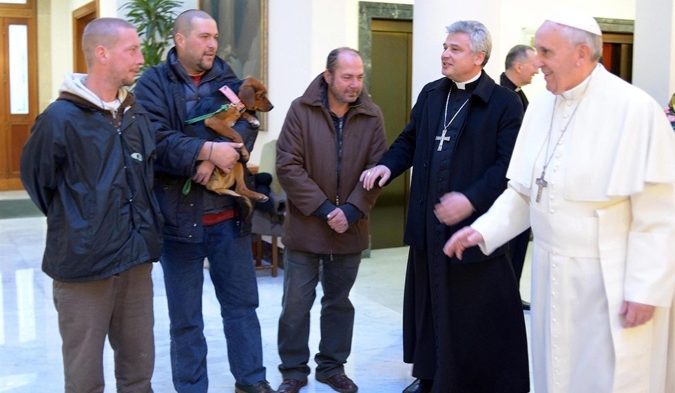 Papa Francesco e Mons. Krajewski con alcuni senzatetto